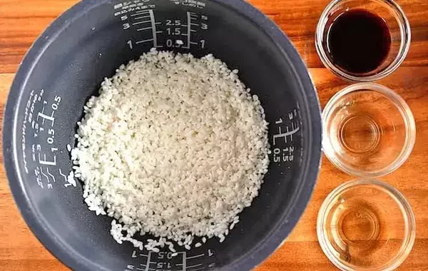だし不要の『旨味たっぷり炊き込みご飯』　具材2つを入れて炊くだけで「ふっくらプリプリ」【管理栄養士のレシピ】