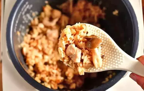 だし不要の『旨味たっぷり炊き込みご飯』　具材2つを入れて炊くだけで「ふっくらプリプリ」【管理栄養士のレシピ】