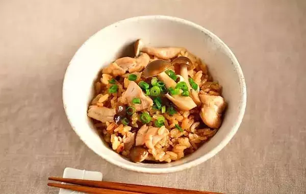 だし不要の『旨味たっぷり炊き込みご飯』　具材2つを入れて炊くだけで「ふっくらプリプリ」【管理栄養士のレシピ】