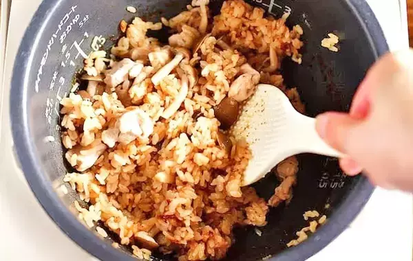 だし不要の『旨味たっぷり炊き込みご飯』　具材2つを入れて炊くだけで「ふっくらプリプリ」【管理栄養士のレシピ】