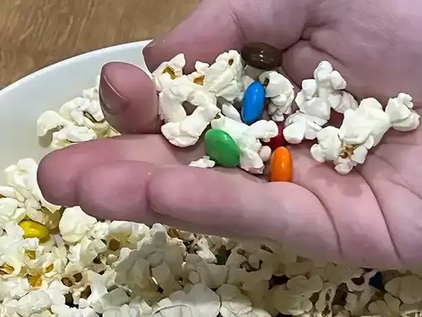 ポップコーンに『ひとつかみ』入れてみて！　塩味の中に時々甘さが加わってクセになる【外国人の食べ方】