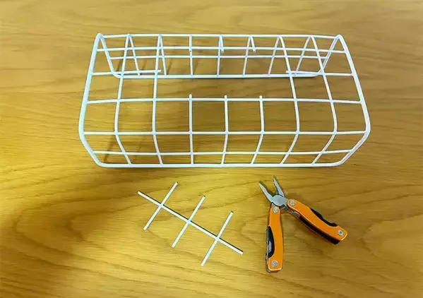 100均の『ワイヤーネット』につっぱり棒を通すと？　テーブルの裏を収納スペースに変身させるワザ