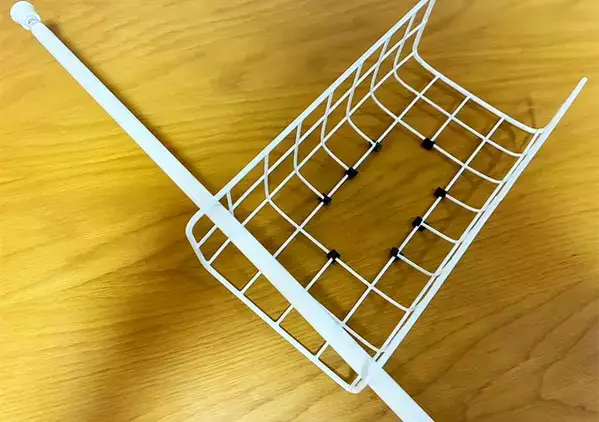 100均の『ワイヤーネット』につっぱり棒を通すと？　テーブルの裏を収納スペースに変身させるワザ