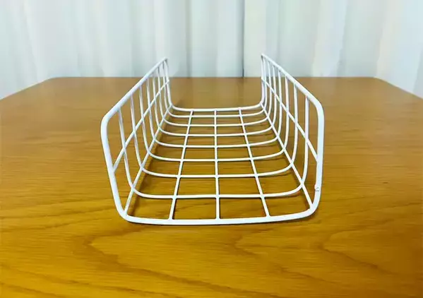 100均の『ワイヤーネット』につっぱり棒を通すと？　テーブルの裏を収納スペースに変身させるワザ