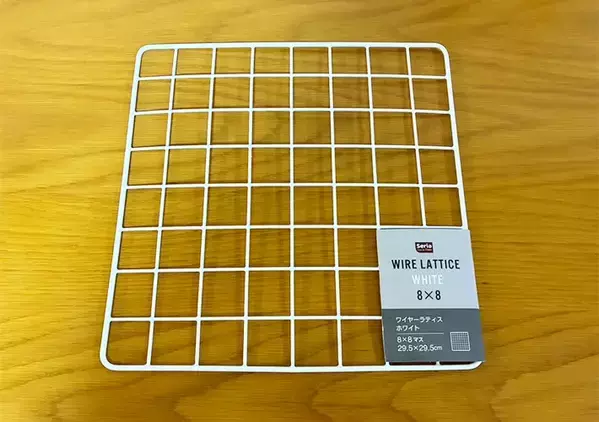 100均の『ワイヤーネット』につっぱり棒を通すと？　テーブルの裏を収納スペースに変身させるワザ