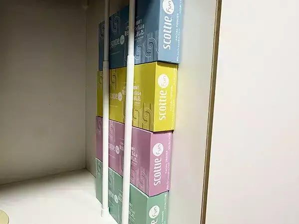 シンク下につっぱり棒を『縦向き』に設置すると？　収納がラクになる裏ワザ
