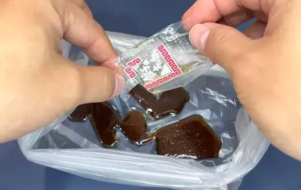 ゆで卵を『2袋』で漬けるだけ！　味玉レシピに「これは楽」「余った時の消費にもいい」