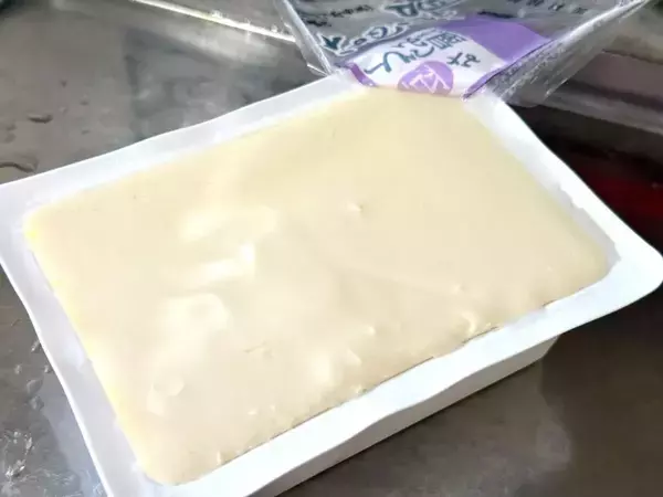 豆腐パックを冷蔵庫の扉にペタッ！　冷蔵庫にくっつける活用法【収納4選】