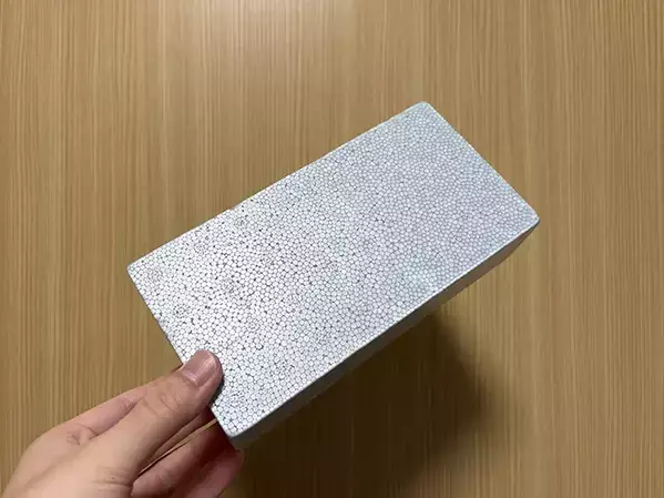 トイレに100均の『発泡レンガ』を置いたら便利！　インテリアとしても活躍する収納術がこちら