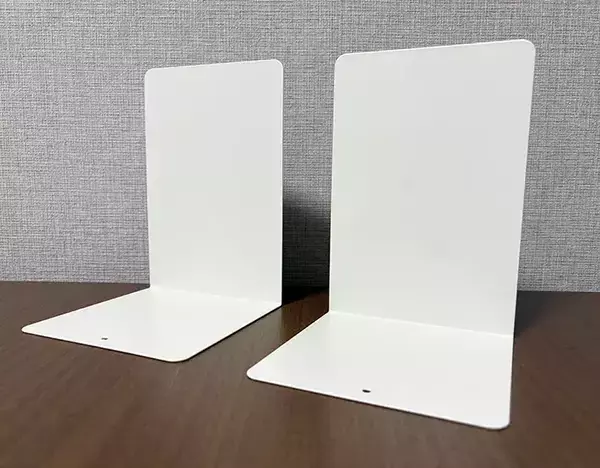 ブックエンド2つを両面テープでくっ付けると？　30秒でできる収納アイテムが玄関で活躍