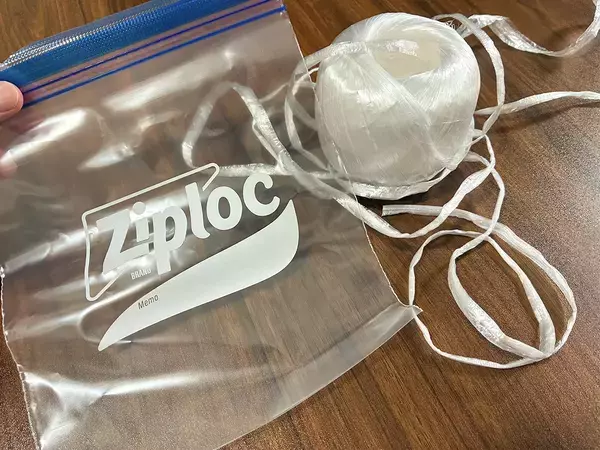ジッパー袋1枚の便利な再利用法　『紐』を入れるだけで「ストレス解消」