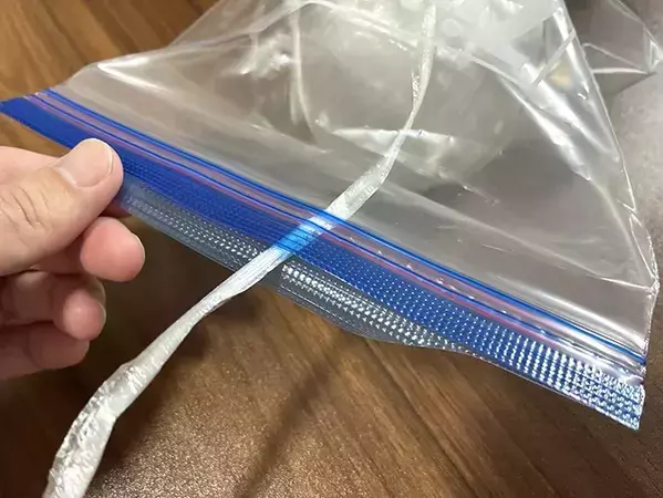 ジッパー袋1枚の便利な再利用法　『紐』を入れるだけで「ストレス解消」
