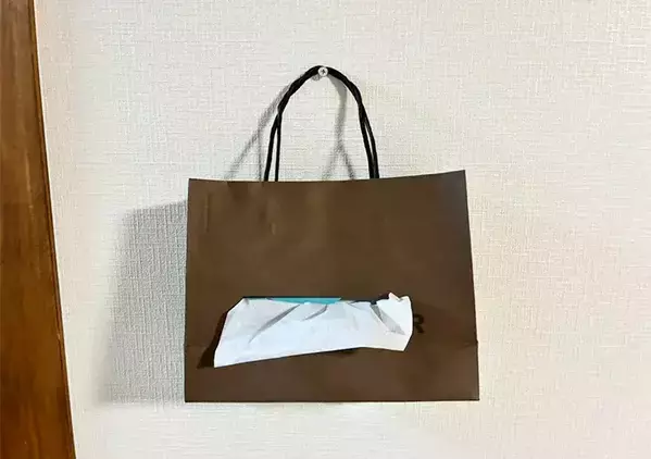 溜まっている紙袋をカッターでくり抜くだけ　家用ティッシュが快適になるリメイク術