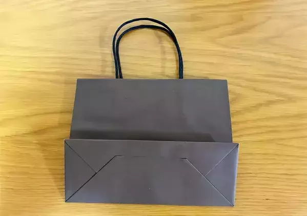 溜まっている紙袋をカッターでくり抜くだけ　家用ティッシュが快適になるリメイク術