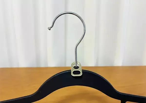 【ゴミ活用】缶のプルタブをハンガーに通せばOK　クローゼットがすっきりする収納アイディア