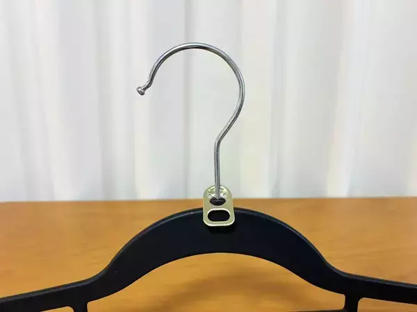 【ゴミ活用】缶のプルタブをハンガーに通せばOK　クローゼットがすっきりする収納アイディア