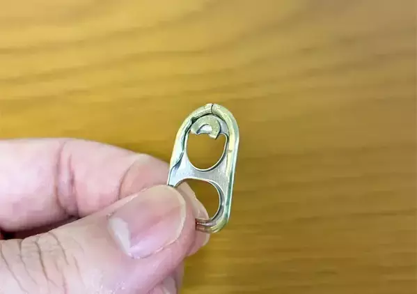 【ゴミ活用】缶のプルタブをハンガーに通せばOK　クローゼットがすっきりする収納アイディア