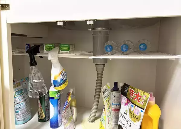 シンク下に『つっぱり棒』を設置　ワイヤーネットと組み合わせる【100均収納術】