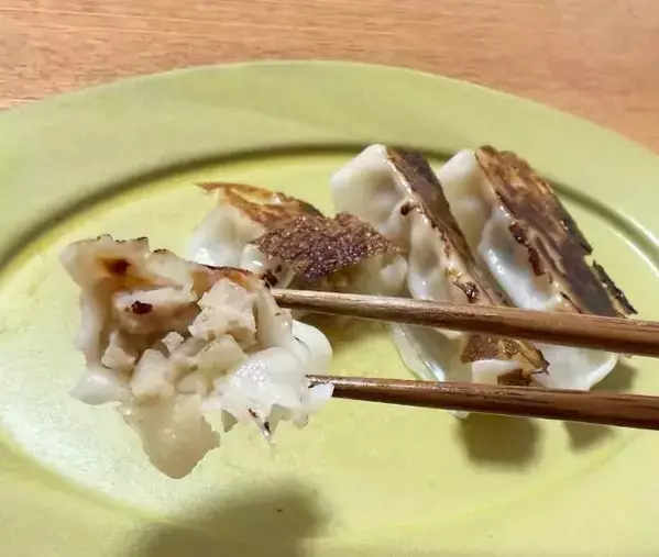 火を止める直前に『数滴』垂らしただけ！　冷凍餃子が町中華の香りに包まれた