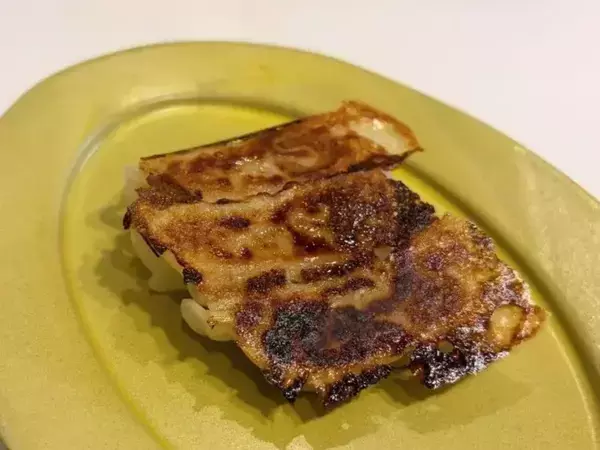 火を止める直前に『数滴』垂らしただけ！　冷凍餃子が町中華の香りに包まれた