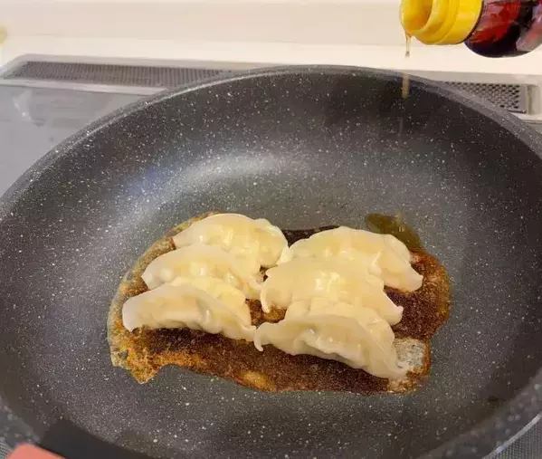 火を止める直前に『数滴』垂らしただけ！　冷凍餃子が町中華の香りに包まれた