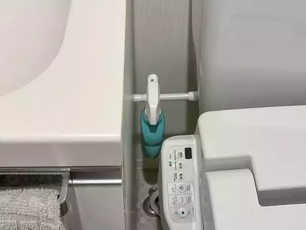 トイレの掃除、『短いつっぱり棒』でラクになる！　10秒で試せる裏ワザ【2選】