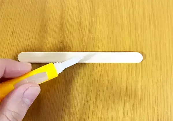 アイスの棒を『ダブルクリップ』に挟むだけ　開封済みお菓子の保存で役立つ簡単リメイク【再利用】