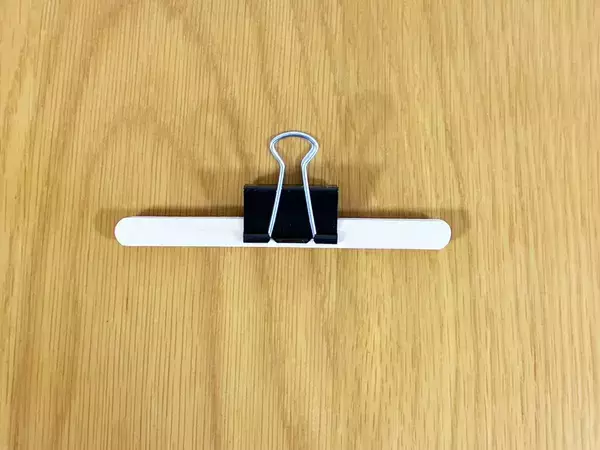アイスの棒を『ダブルクリップ』に挟むだけ　開封済みお菓子の保存で役立つ簡単リメイク【再利用】