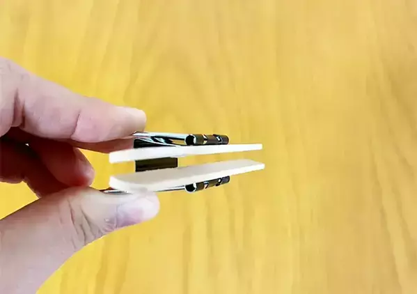アイスの棒を『ダブルクリップ』に挟むだけ　開封済みお菓子の保存で役立つ簡単リメイク【再利用】