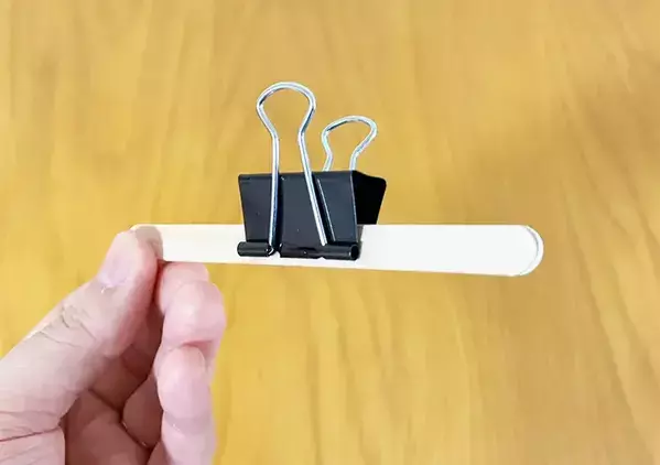 アイスの棒を『ダブルクリップ』に挟むだけ　開封済みお菓子の保存で役立つ簡単リメイク【再利用】