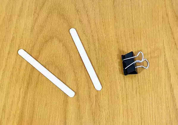アイスの棒を『ダブルクリップ』に挟むだけ　開封済みお菓子の保存で役立つ簡単リメイク【再利用】