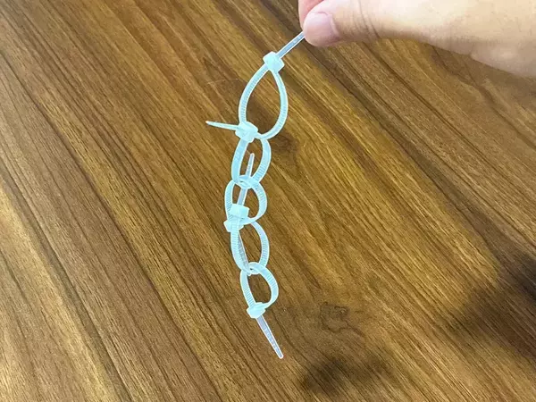 ハンガーと『結束バンド』を連結　収納が3分で増やせる便利な活用法が、こちら
