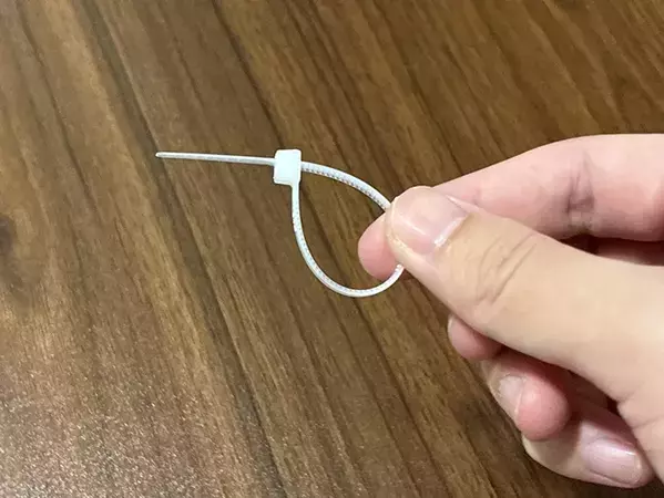 ハンガーと『結束バンド』を連結　収納が3分で増やせる便利な活用法が、こちら