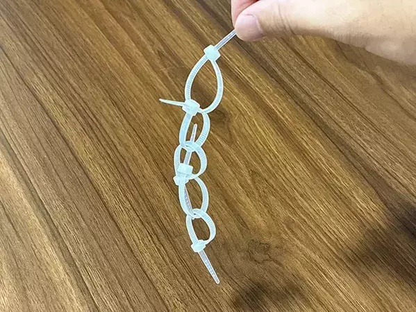 ハンガーと『結束バンド』を連結　収納が3分で増やせる便利な活用法が、こちら