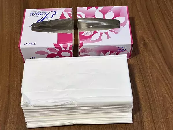 ティッシュを『2分の1』に切る裏技、本当に便利？　不器用な筆者が検証してみた