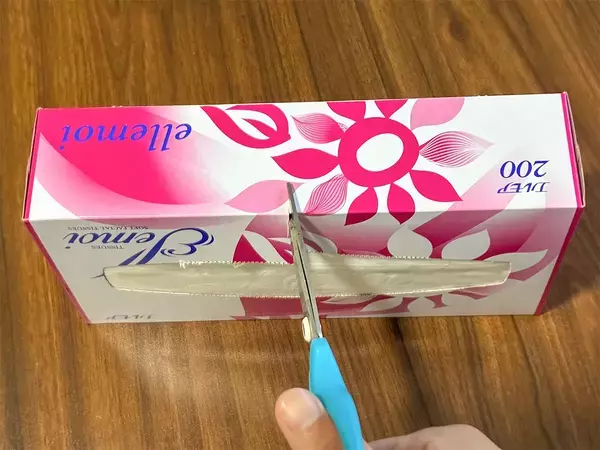 ティッシュを『2分の1』に切る裏技、本当に便利？　不器用な筆者が検証してみた