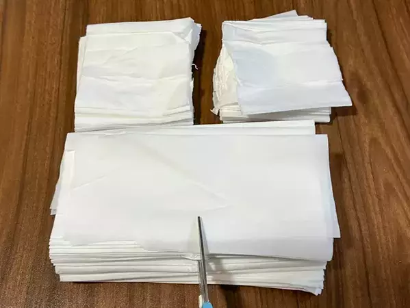 ティッシュを『2分の1』に切る裏技、本当に便利？　不器用な筆者が検証してみた