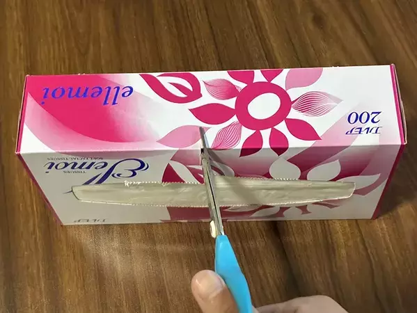 ティッシュを『2分の1』に切る裏技、本当に便利？　不器用な筆者が検証してみた