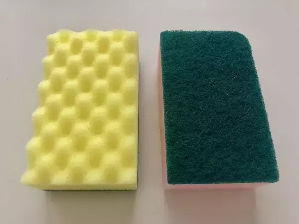 使い古したスポンジを『プランターの底』に設置　活用法が一石二鳥！【代用4選】