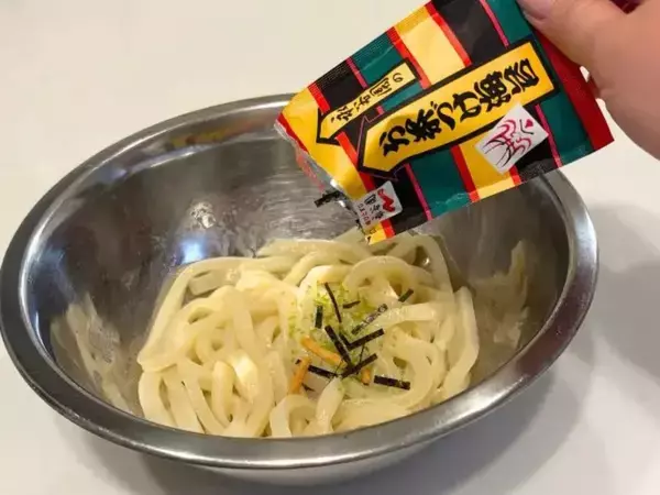 解凍した冷凍うどんに『お茶づけ海苔』を投入　5分で完成する背徳の一杯に感動！