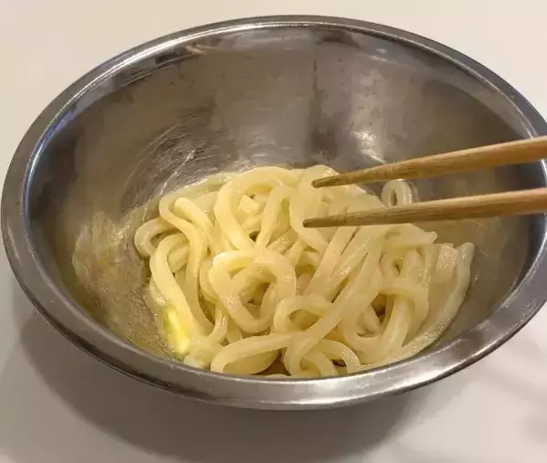 解凍した冷凍うどんに『お茶づけ海苔』を投入　5分で完成する背徳の一杯に感動！