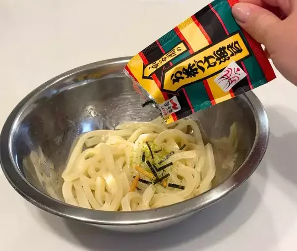 解凍した冷凍うどんに『お茶づけ海苔』を投入　5分で完成する背徳の一杯に感動！