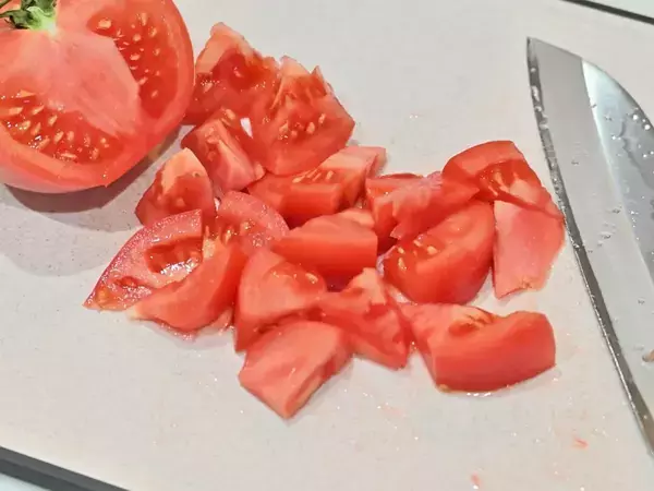 一口大に切ったトマトに『塩昆布』を和えて…　5分でできるやみつき副菜が最高！【簡単レシピ4選】