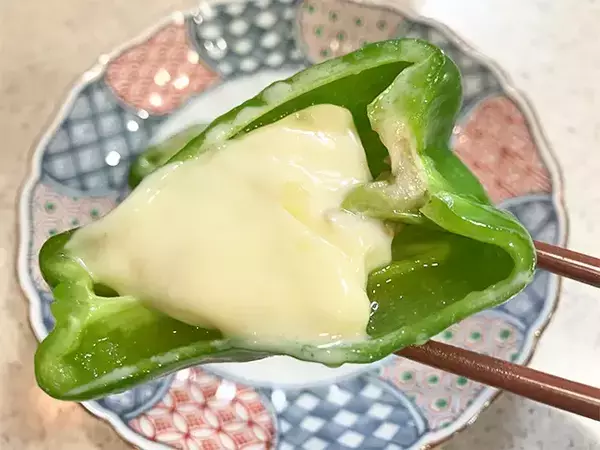 ピーマンに『2個』入れるだけ！　こんがり焼くだけで「箸が止まらない」【レシピ】