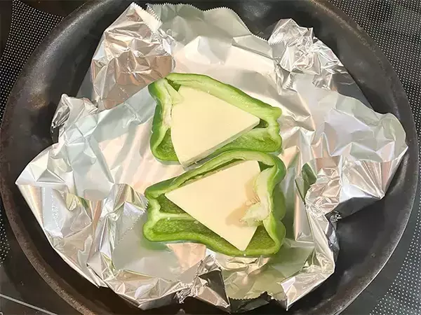 ピーマンに『2個』入れるだけ！　こんがり焼くだけで「箸が止まらない」【レシピ】