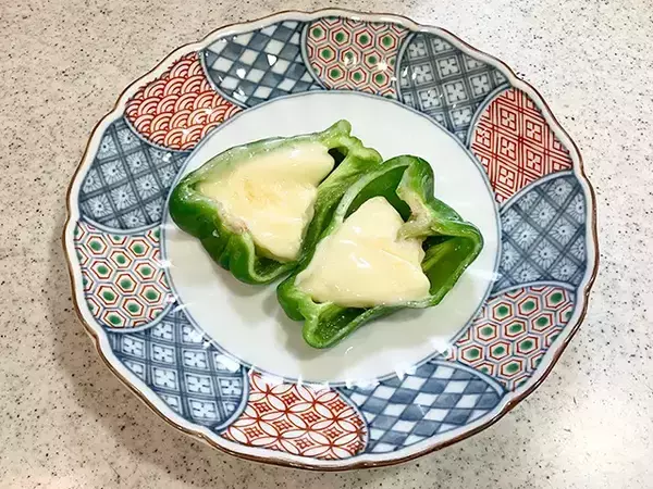 ピーマンに『2個』入れるだけ！　こんがり焼くだけで「箸が止まらない」【レシピ】