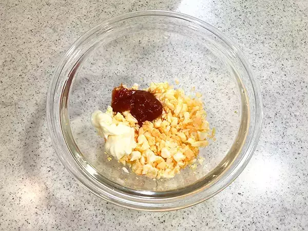 ゆで卵に『大さじ2杯ずつ』入れてみて！　サンドイッチにしたら「2日連続で食べちゃった」