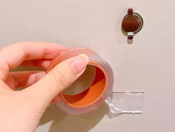 玄関ドアに『ゲルテープ』を貼るのが正解　活用術でゴミ捨て、荷物を忘れない