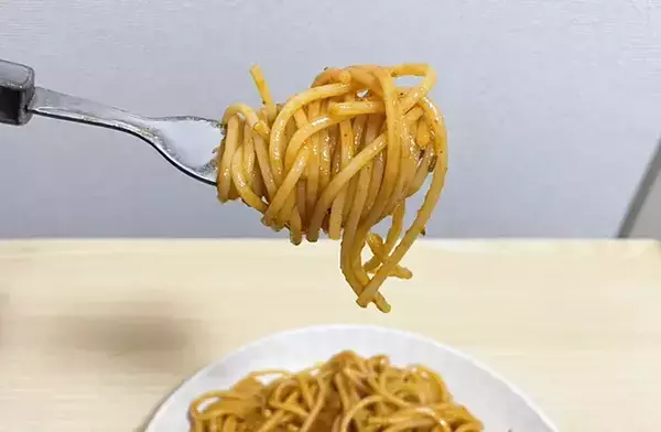 ジッパー袋に『割りばし』を差して！　「必要な分だけ出せる」冷凍の裏ワザ