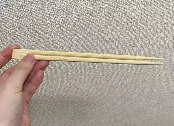 ジッパー袋に『割りばし』を差して！　「必要な分だけ出せる」冷凍の裏ワザ